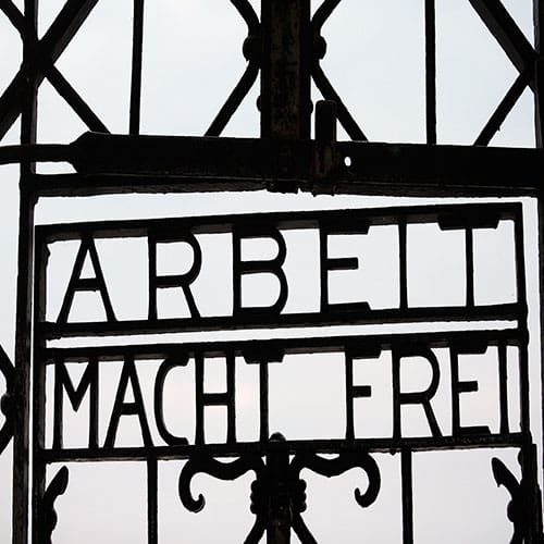 A sign that reads abert macht frei.